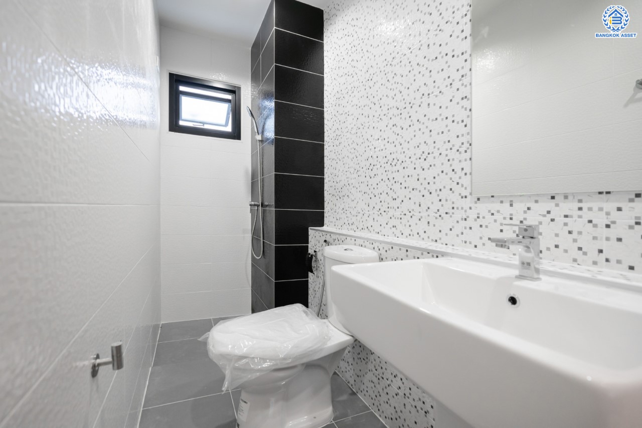 บ้านมือสองตกแต่งใหม่ ดีไซน์สวย ม.บ้านช่อชัยพฤกษ์ จรัญฯ-ปิ่นเกล้า เนื้อที่ 47.5 ตร.ว. ฟังก์ชัน 3 ห้องนอน 3 ห้องน้ำ จอดรถได้ 2 คัน รองรับทุกกิจกรรม บนทำเลเชื่อมต่อหลายเส้นทาง ใกล้จุดขึ้นทางด่วน "ศรีรัช" และรถไฟฟ้าสายสีแดง "สถานีบางบำหรุ"